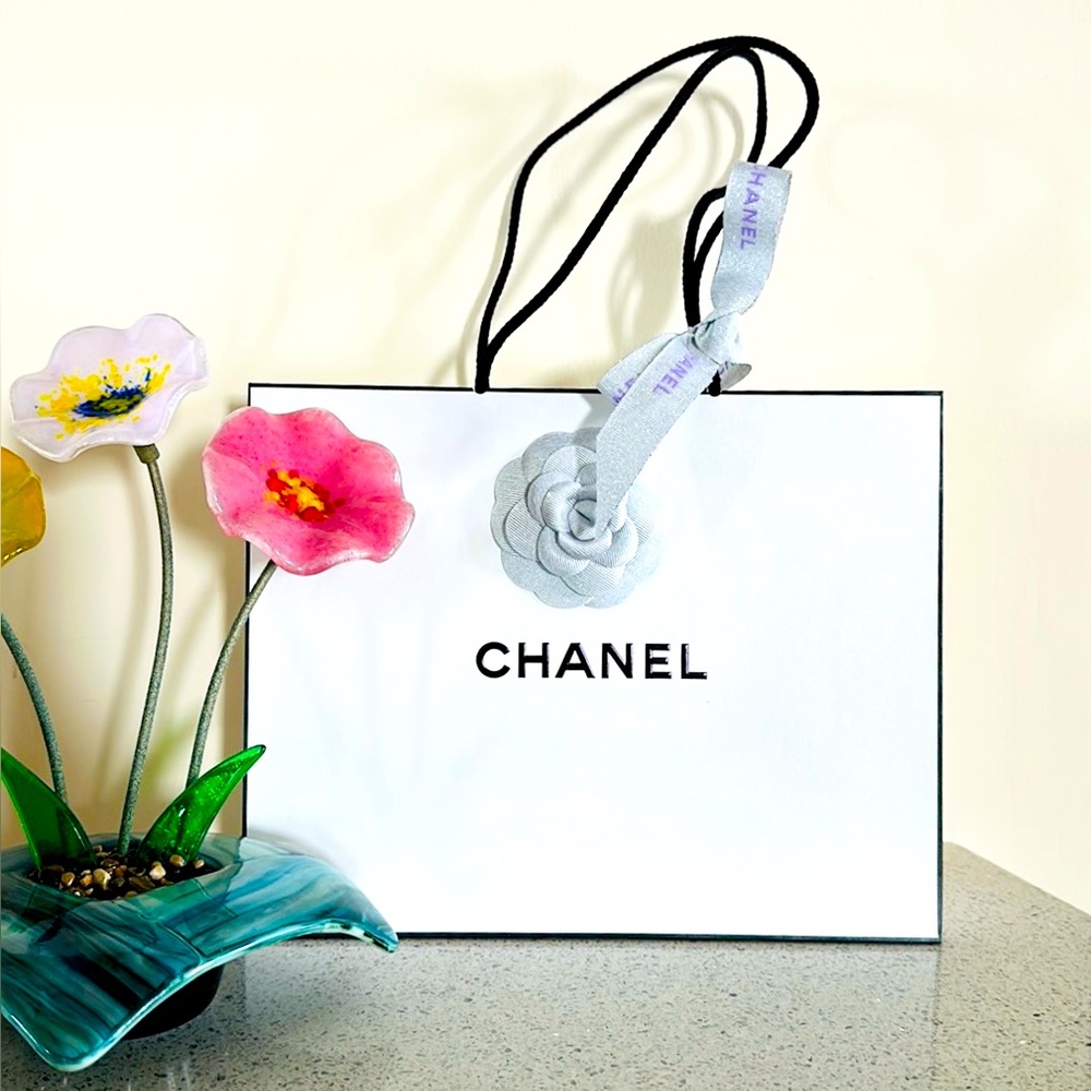 Chanel White Shopping Bag with Chanels iconic Black Logo. NWOT Unisex